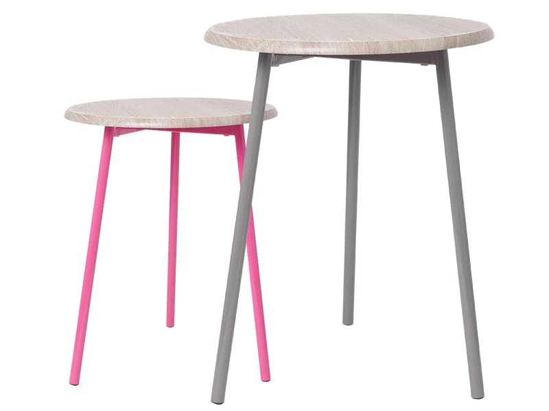 Små sidebord med fargede ben Små sidebord med fargede ben